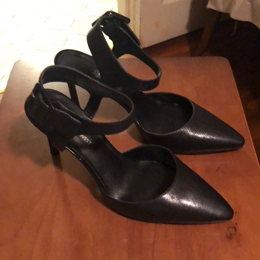Barely worn leather pumps